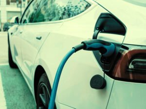 Os veículos elétricos emitem até 30% menos CO2 durante seu ciclo de vida, diz revista 